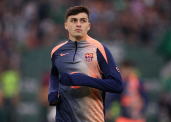 صورة واقعية للاعبين في ملعب يتدربون على تشكيلات جديدة بعد إصابة بيدري