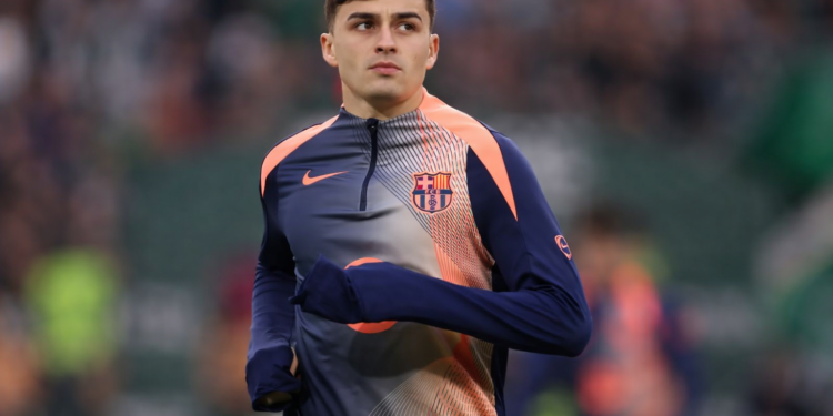 صورة واقعية للاعبين في ملعب يتدربون على تشكيلات جديدة بعد إصابة بيدري