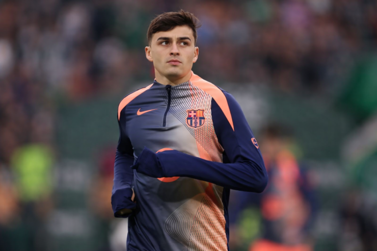 صورة واقعية للاعبين في ملعب يتدربون على تشكيلات جديدة بعد إصابة بيدري