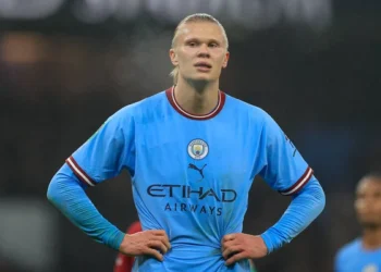 إرلينغ هالاند يواجه أزمة في أدائه مع مانشستر سيتي، مما يزيد من القلق حول إمكانية الفريق في المنافسة.