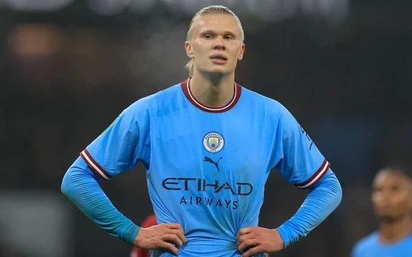 إرلينغ هالاند يواجه أزمة في أدائه مع مانشستر سيتي، مما يزيد من القلق حول إمكانية الفريق في المنافسة.