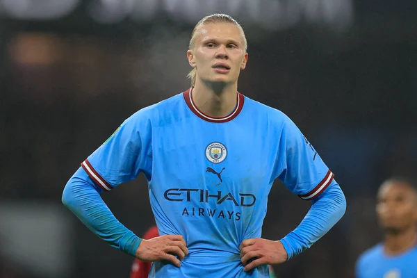 إرلينغ هالاند يواجه أزمة في أدائه مع مانشستر سيتي، مما يزيد من القلق حول إمكانية الفريق في المنافسة.