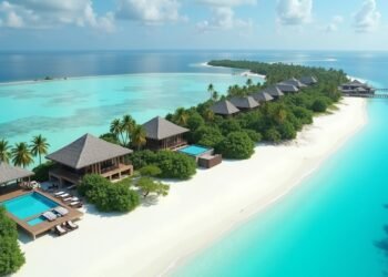 صورة فاخرة لمنتجع في المالديف يضم فيلات خاصة مع حمامات سباحة على شواطئ رملية بيضاء