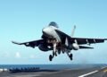 طائرة إف-إيه-18 هورنت أثناء إقلاعها من حاملة طائرات