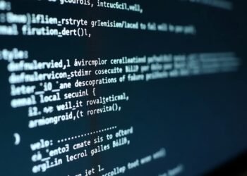 شاشة كمبيوتر تعرض نصوص بريد إلكتروني مشوشة